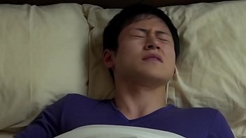 Страстный инцест мамка доставляет удовольствие своему сыну на кровати