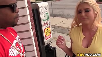 Негр соблазняет зрелую блондинку на кастинге минет, трах и сквирт