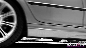 Брюнетка с ошейником отсасывает большой член и подвешена головой вниз на оргии