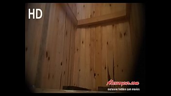 Скрытая камера зафиксирует интимные моменты в женском туалете - смотри, как красотки писают и выпускают свои потаенные желания