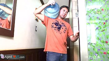 Старая шлюха устроила молодому курьеру настоящий секс-марафон с отличным отсосом и страстным трахом