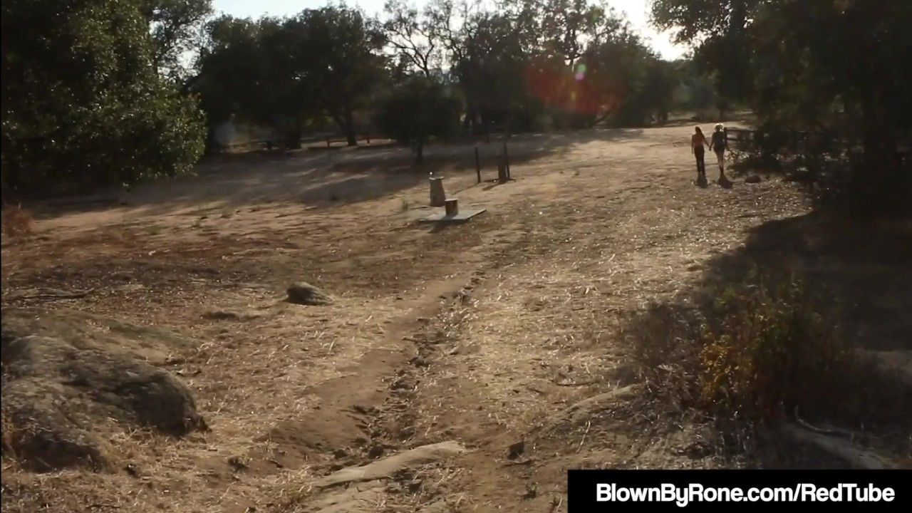 Лесной роман две девушки наслаждаются друг другом на природе