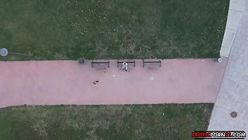 Спортсмен знакомится с молодой девушкой и занимается страстным анальным сексом