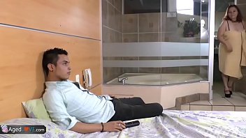 Жирная бабка и молодой красавчик отдых без мужа и любовника превратился в жаркий секс