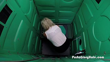 Женщина нашла неожиданный способ удовлетворения в уличном туалете через дырку в стене