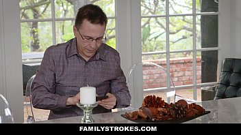 Сочная дама отдалась пасынку пока муж на кухне