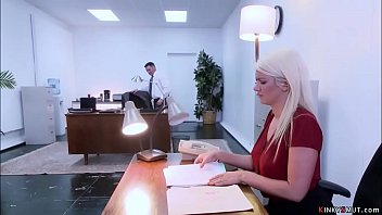 Секретаршу жестоко изнасиловали два босса в конце рабочего дня