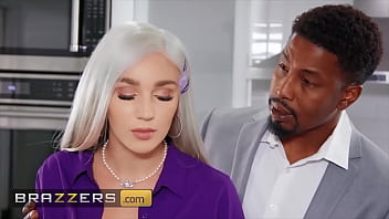 Секретарша и чернокожий коллега страстный секс на рабочем месте