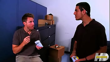 Сексуальная девушка на складе устроила бурный секс с двумя парнями в кабинете