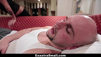 Любительницы игр трахаются с порно актером J-Mac, отложив джойстики