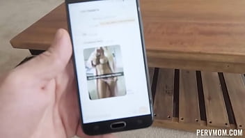 Моя горячая блондинка-мачеха хотела знать, она все еще сексуальная или нет