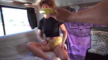 Отчаянная разведенная мамочка трахается с незнакомцем