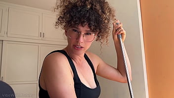 Мачеха лучшей подруги учит меня сексу