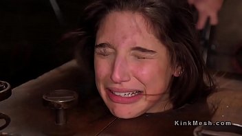 Абелла Дейнджер орёт от анальной ебли в БДСМ комнате